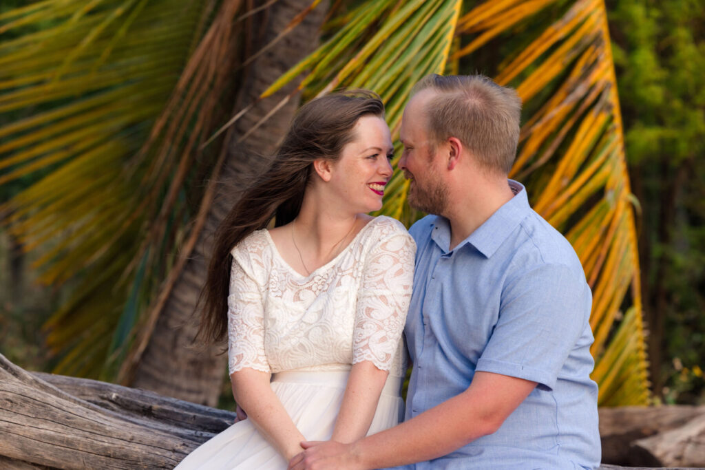 mom and dad romantic moment during Wailea family photography session in South Maui