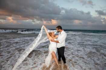 Maui couples beach photoshoot – laughter and candid moments by the ocean.