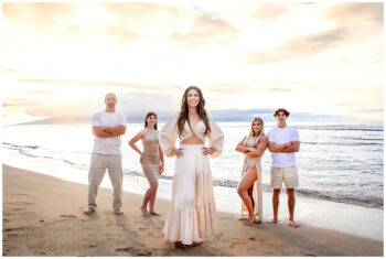 Family photo session Maui – everyone posing at sunset