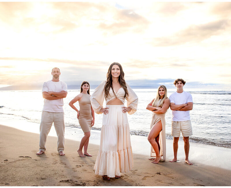 Family photo session Maui – everyone posing at sunset