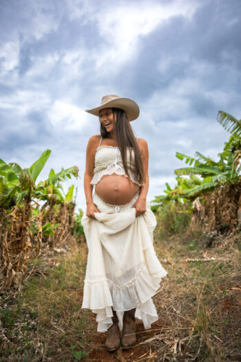 Maui maternity photography – glowing mom with blue skies