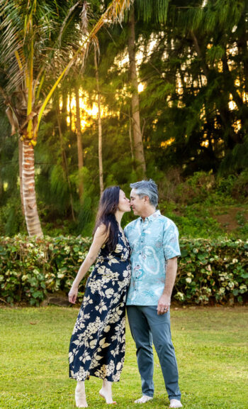 Engagement photoshoot Maui – couple kissing