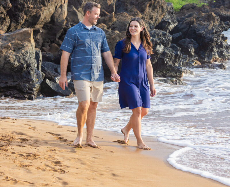 Maui couples Maluaka beach photoshoot – laughter and candid walk along the ocean.