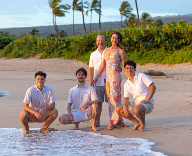 Maui family photographer – parents and kids posing along Maluaka Beach during sunset glow