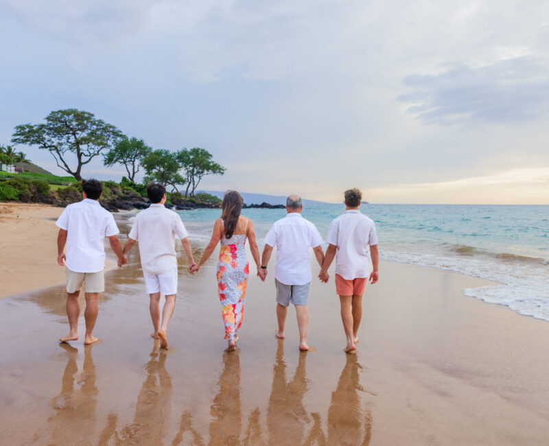 Family photo session Maui – family walking away