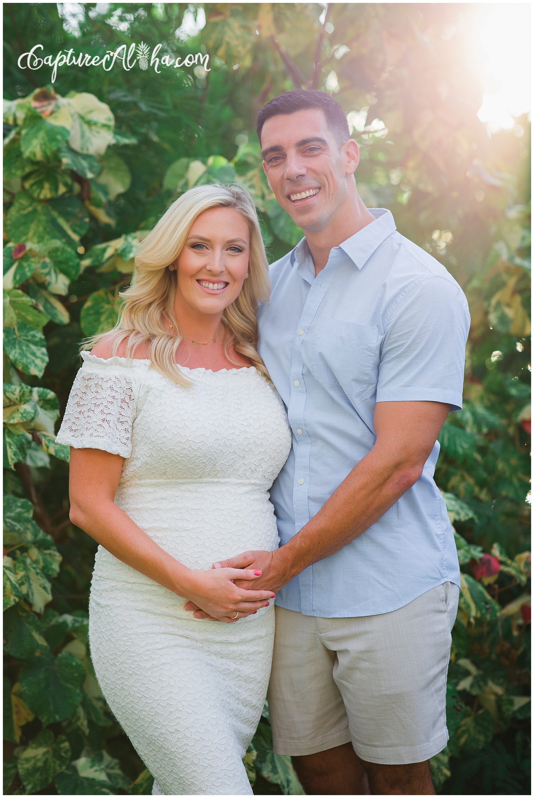 Wife and husband on a maternity photoshoot in Maui