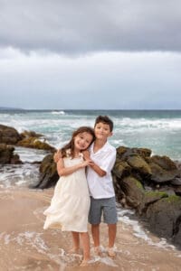 siblings sharing love during Maui family portraits