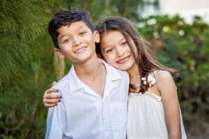 siblings sharing love during Maui family portraits